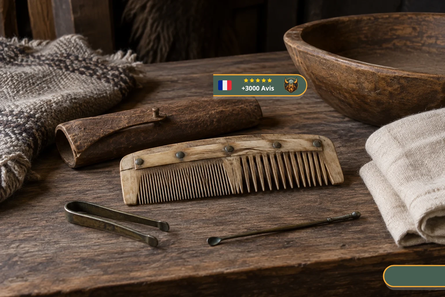 Peigne riveté, pince, cure-oreille, bassine et textiles sur une table en bois