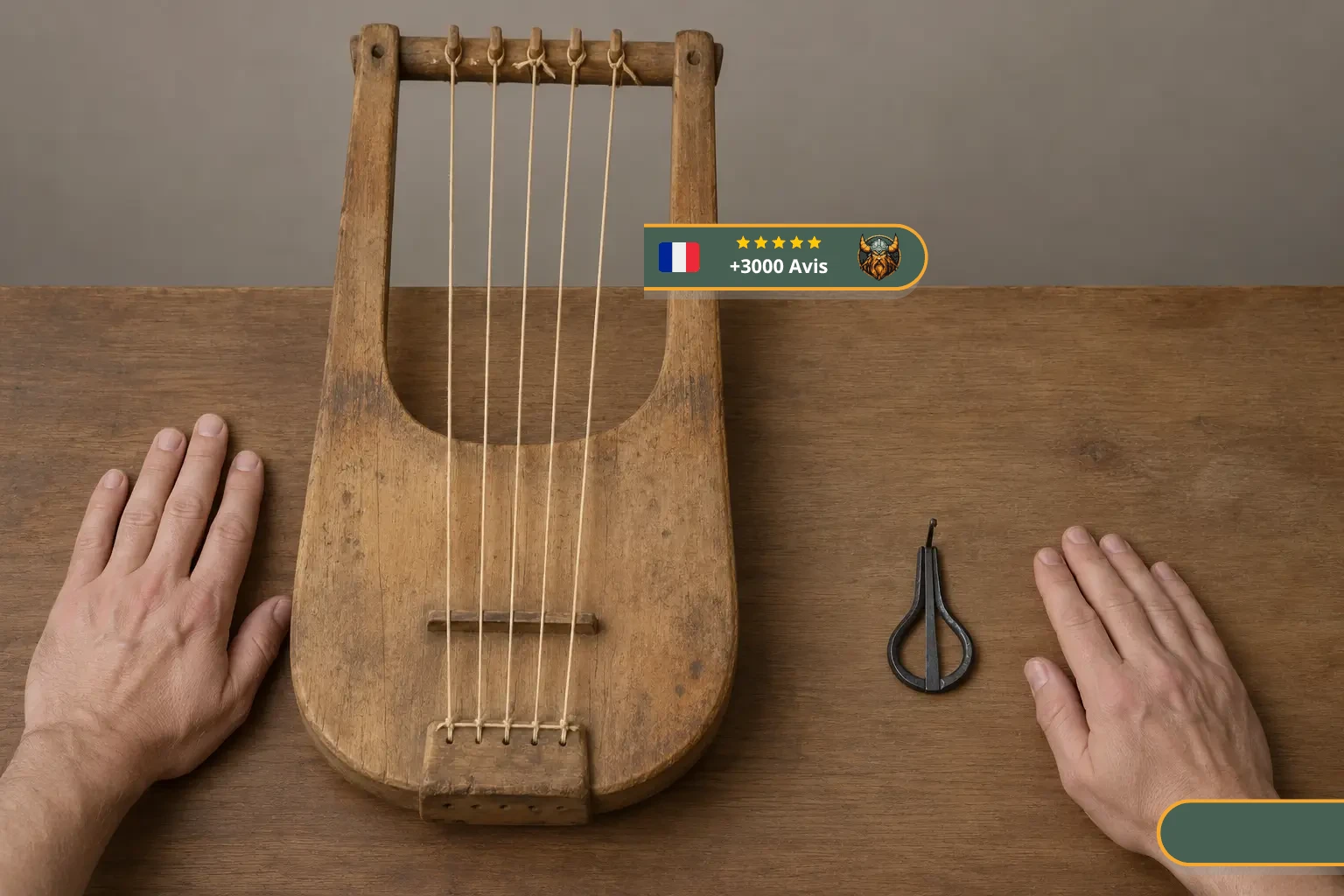 Reconstitutions d’une lyre germanique en bois et d’une petite guimbarde en fer vues à la même échelle.
