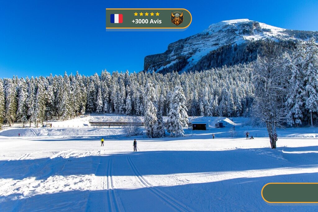 Skieurs de fond sur les pistes enneigées du domaine nordique de Chamechaude en Chartreuse