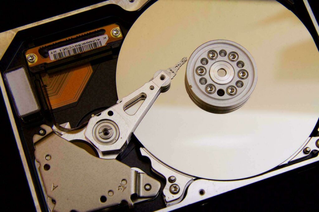 Disque dur interne posé à côté d'un ordinateur portable ouvert
